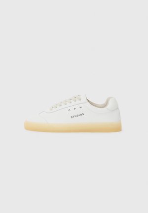 Trainers - white
