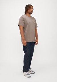 Calvin Klein Jeans Plus PLUS EMBRO BADGE TEE - Lihtne T-särk - beige