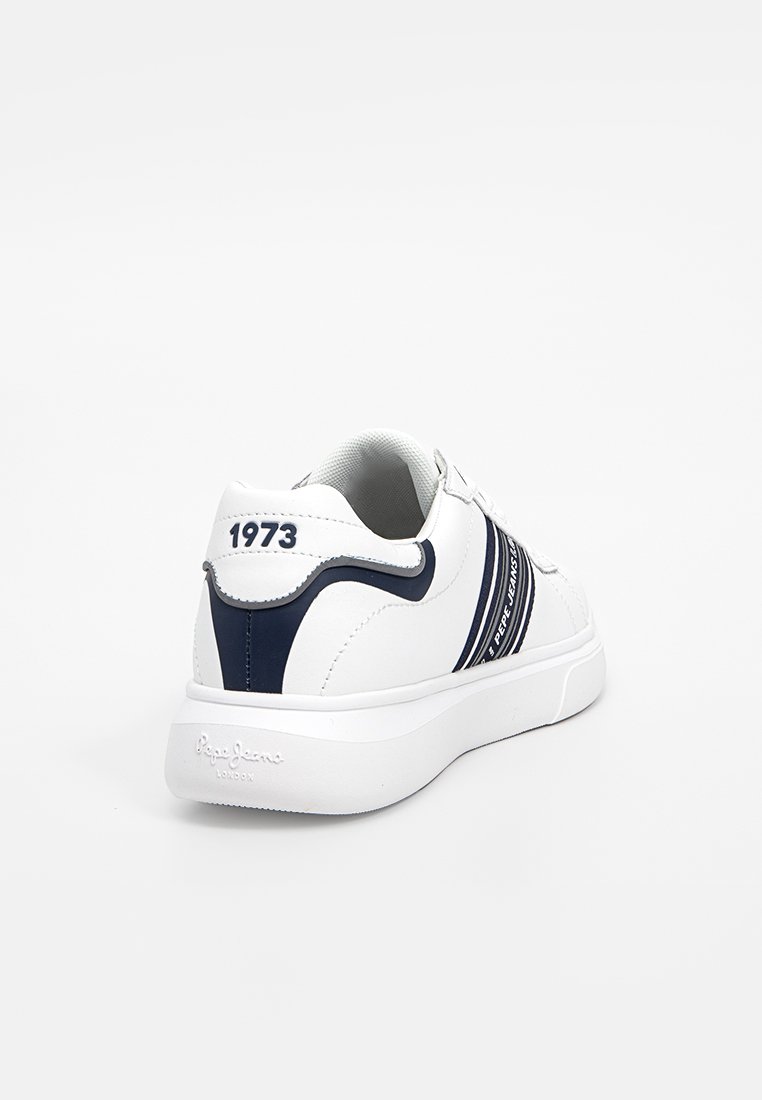 Sneaker bianco in pelle con accenti blu navy, dotato di strisce laterali texturizzate e punta arrotondata. Dettaglio del logo e "1973" sul tallone.