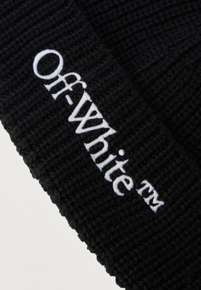 Tissu noir en maille avec le texte brodé blanc "Off-White™" affiché en diagonale.