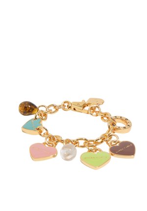 Pulsera de cadena dorada con dijes en forma de corazón en colores pastel, un dije de perla y un dije en forma de lágrima de carey.