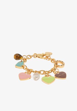 Złota bransoletka z łańcuszkiem z sercowymi zawieszkami w pastelowych kolorach, perłową zawieszką i zawieszką w kształcie łezki z masy perłowej.