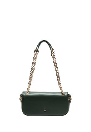 Sac à main en cuir vert foncé avec une bandoulière chaîne dorée et un petit emblème doré au centre devant, sur fond blanc.
