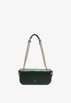Sac à main en cuir vert foncé avec une bandoulière chaîne dorée et un petit emblème doré au centre devant, sur fond blanc.