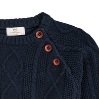 Maglione lavorato a maglia blu marino con motivi a rombi, scollatura rotonda, rifinitura a coste e tre bottoni marroni sulla spalla. Etichetta visibile all'interno.