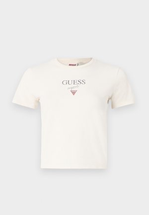 Witte katoenen t-shirt met korte mouwen, ronde halslijn, met "GUESS" in het grijs gedrukt en een rood driehoekig logo in het midden.