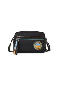 Bolso crossbody de tela negra con un bolsillo con cremallera, parche colorido con una cara sonriente y texto gráfico. Correa de acento con detalle del logotipo.