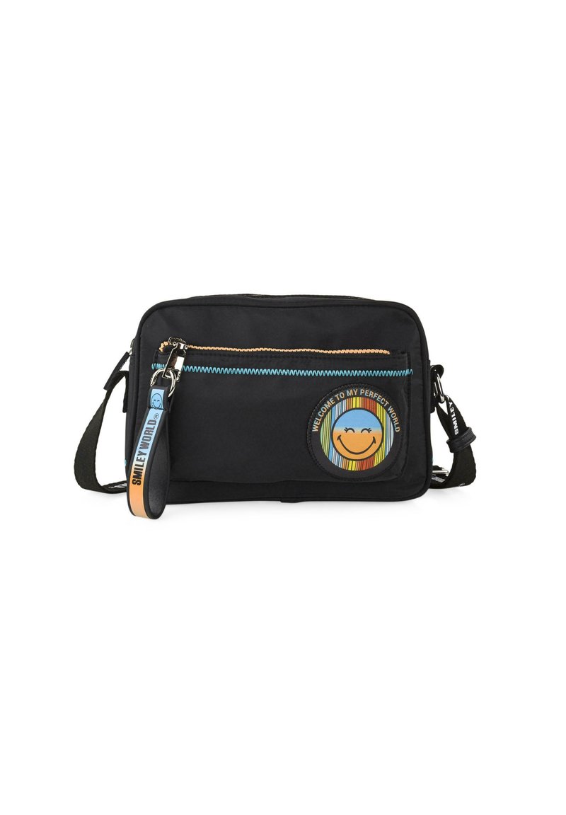 Bolso crossbody de tela negra con un bolsillo con cremallera, parche colorido con una cara sonriente y texto gráfico. Correa de acento con detalle del logotipo.