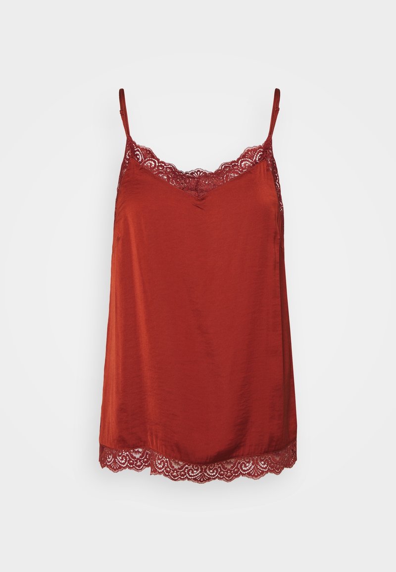 Camisole en satin rouge avec fines bretelles et bordure en dentelle le long du décolleté en V et de l'ourlet sur un fond uni.