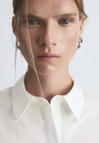 Mango Bluza s gumbima - off-white