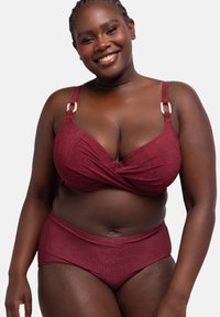 Maroon bikini komplet z teksturiranim, zvitim zgornjim delom z nastavljivimi naramnicami in okrasno opremo, v kombinaciji z visokim pasom in dnom.
