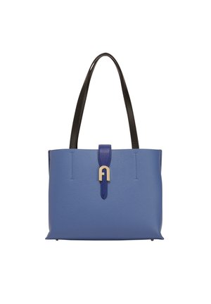 Niebieska torba na ramię z skóry z czarnymi uchwytami i przednim paskiem zabezpieczonym srebrną sprzączką w kształcie łuku.