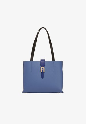 Blauer Ledertaschen-Tote mit schwarzen Griffen und einem vorderen Riemen, der durch eine silberne Schnalle in Form eines Bogens gesichert ist.