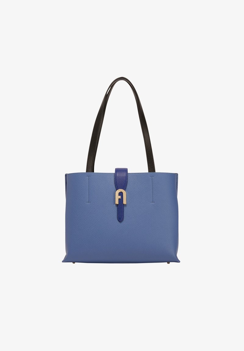 Sac fourre-tout en cuir bleu avec des poignées noires et une bande frontale fixée par une boucle argentée en forme d'arche.