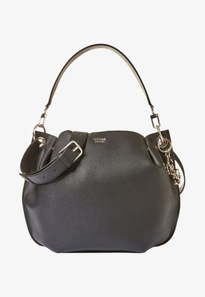 Bolso de mano de piel negra con forma curva, que presenta un asa corta y correa ajustable. Acentos de hardware plateado y detalle del logo visibles.