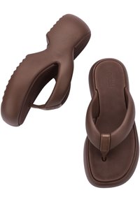Infradito in gomma marrone con un cinturino testurizzato, soletta sagomata e design minimalista. Presenta leggere curve e dettagli intagliati.