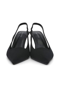 Chaussures noires à talon ouvert avec un bout pointu, fabriquées en tissu lisse. Présentent un design découpé et des lanières fines réglables.