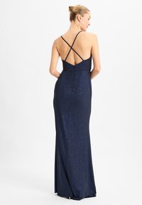 Marineblaues, bodenlanges Kleid aus einem glatten, glitzernden Stoff. Verfügt über überkreuzte Träger und eine taillierte Silhouette. Rückenverschluss sichtbar.
