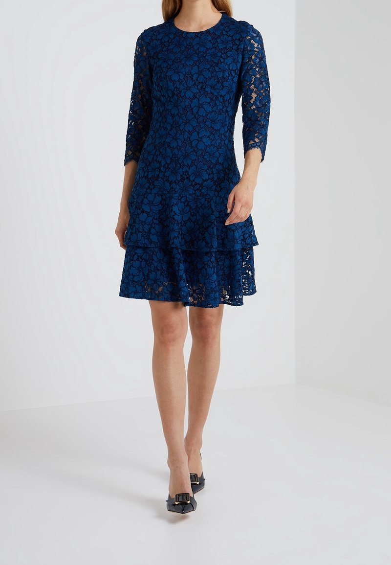 what shoes to wear with a navy lace dress Best Shoe Colors That Go With A Navy Blue Dress