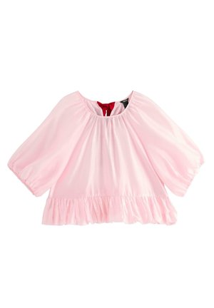Svetle růžová blůza s kulatým výstřihem, krátkými nabíranými rukávy a volánkovým lemem. Na zadní straně má červené zavazování. Hladká textura.