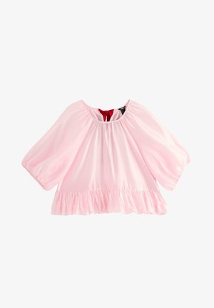 Svetle růžová blůza s kulatým výstřihem, krátkými nabíranými rukávy a volánkovým lemem. Na zadní straně má červené zavazování. Hladká textura.