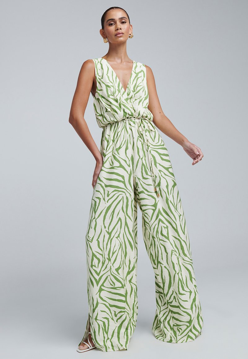 Tuta con motivo verde e bianco, con scollo a V, vita arricciata e pantaloni a gamba larga; realizzata in tessuto leggero con finitura testurizzata.