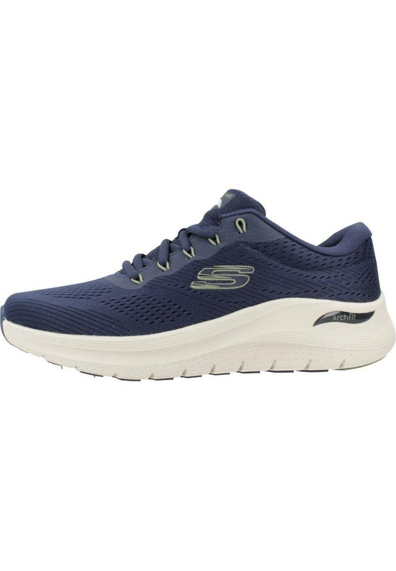 Scarpa sportiva blu navy con tomaia in rete traspirante, chiusura con lacci, intersuola bianca imbottita e suola in gomma testurizzata.