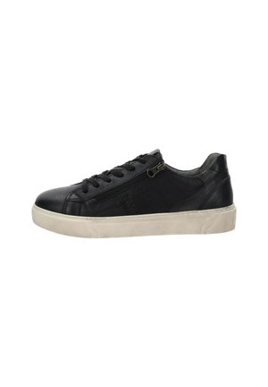 Baskets en cuir noir à tige basse avec semelle en caoutchouc blanche, fermeture à lacets à l'avant et détail de fermeture éclair sur le côté, sur fond blanc.