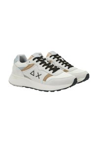 Sneaker con lacci in suede e mesh bianchi e beige, dotati di lacci neri, suola imbottita e logo geometrico sul lato.