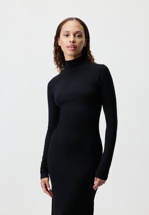Aptemptas juodas suknelė, glaudžiai priglundanti prie kūno, su aukštu polo kaklu, ilgomis rankovėmis ir lygiu, tampriu audiniu, pasižyminti elegantišku, minimalistiniu dizainu.