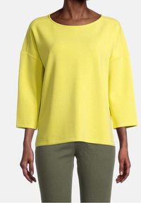 Geel sweatshirt met een brede halslijn en driekwartmouwen. Gemaakt van zachte stof, heeft het een relaxte pasvorm en geen opvallende patronen.