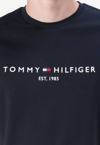 Tommy Hilfiger CORE LOGO TEE - Majica kratkih rukava s printom - blau