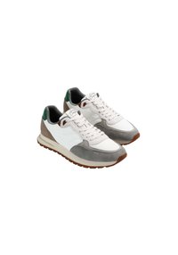 Zapatillas deportivas con parte superior de malla blanca, detalles de ante gris, suela de goma marrón y lengüeta verde en el talón; cuentan con puntera redondeada y cordones.