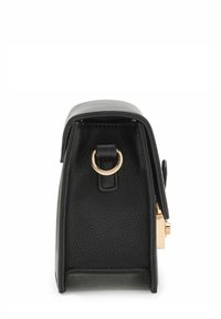 Schwarze Lederhandtasche mit glatter Textur, einem Ringdetail in Goldfarbe an der Seite und einer strukturierten Form.