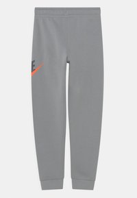 Nike Sportswear CLUB PANT UNISEX - Träningsbyxor - light smoke grey/pink foam/white