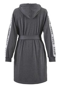 Accappatoio grigio con cappuccio, maniche lunghe, una cintura e la scritta "BOSS" stampata lungo le maniche. Realizzato in tessuto morbido, presenta una vestibilità comoda.