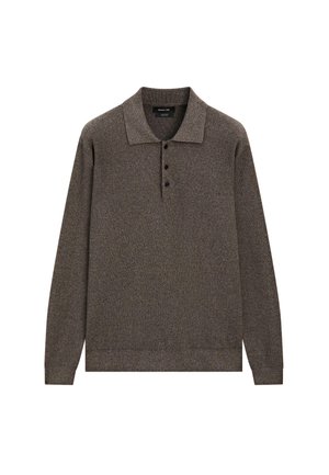 Brun langærmet strikket polo-shirt med krave og fire knapper på en lukning, lavet af tekstureret stof.