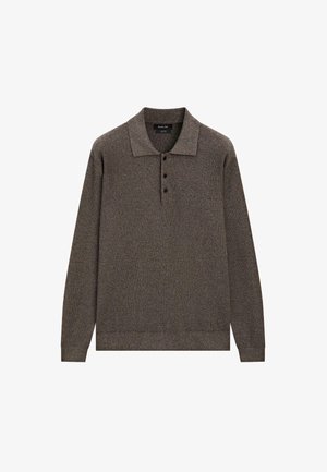 Polo in maglia marrone a maniche lunghe con colletto e quattro bottoni sulla patta, realizzato in tessuto strutturato.