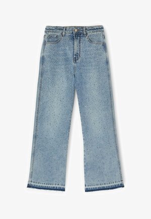Vaqueros de pierna ancha color azul claro con cintura alta, botón frontal, bolsillos y pequeños adornos de piedras brillantes dispersas.