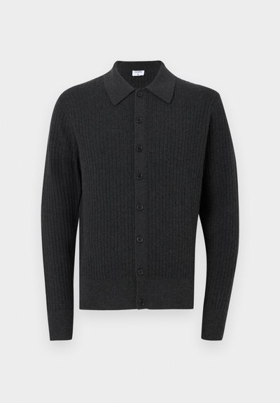 Cardigan button-up di un grigio carbone scuro con texture a coste, maniche lunghe e collo, esposto su uno sfondo bianco.