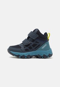 Chaussure de randonnée bleu foncé avec tige en mesh, sangles Velcro réglables, semelle turquoise contrastante et semelle texturée pour une meilleure adhérence.