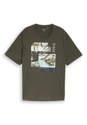 Dunkelgrünes T-Shirt mit einem quadratischen Grafikdesign, das ein Oldtimer-Auto, Palmen und den Text „Tom Tailor“ und „Lifestyle“ auf der Vorderseite zeigt.