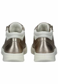 Sneaker in bronzo metallizzato con accenti bianchi, texture in pelle liscia, forma arrotondata, colletto imbottito e suola in gomma rialzata per supporto.