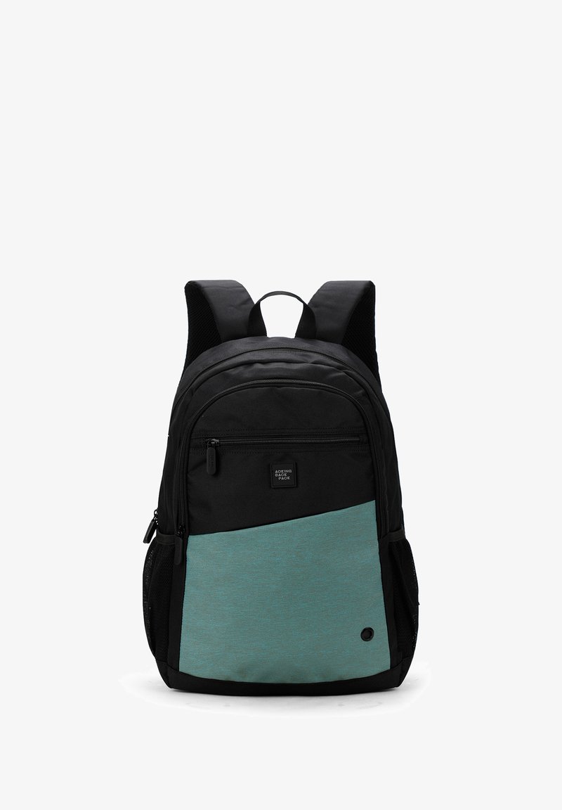 Zwarte rugzak met een getextureerd teal voorkant onderaan, een ritssluiting aan de bovenkant en zijvakken van mesh. Voorzien van een klein merklabel aan de voorkant.