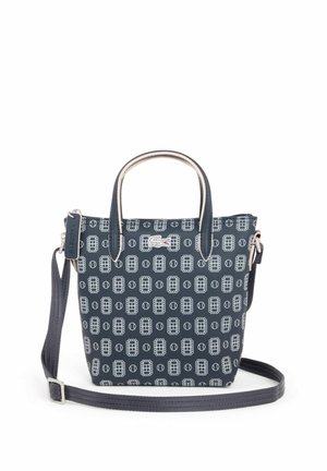 Petit sac à main bleu marine avec motifs géométriques et baseball blancs, poignées courtes, bandoulière réglable et logo Lacoste blanc sur le devant.