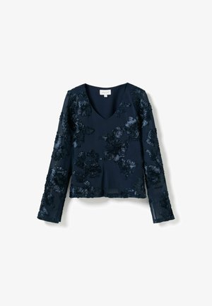 Tamsiai mėlyna bliuskutė ilgomis rankovėmis, papuošta pakeltu gėlių siuvinėjimu tamsesnėmis atspalviais. V formos iškirpė ir permatomos rankovės su tekstūruoto audinio akcentu.