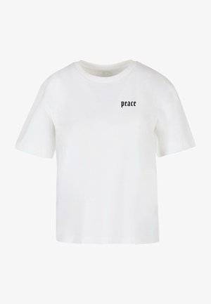 Fehér pamut póló kerek nyakkal és rövid ujjakkal, a bal felső részen fekete betűkkel a "peace" szóval.