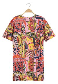 Farverig kortærmet t-shirt med et grafisk patchworkdesign, der har iøjnefaldende tekst, læbelæste og stjernemotiver i røde, pink og gule nuancer.