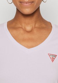 Guess TRIANGLE  - Paprasti marškinėliai - new light lilac