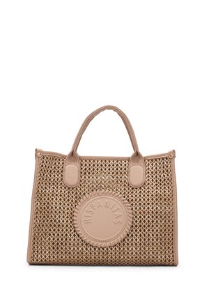 Beżowa pleciona torba typu tote z uchwytami i wykończeniem ze skóry, na przedniej stronie znajduje się okrągła skórzana naszywka z wytłoczonym napisem "HISPANITAS".